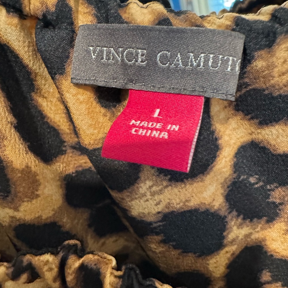 Vince Camuto 0ff shoulder top. - Picture 4 of 7